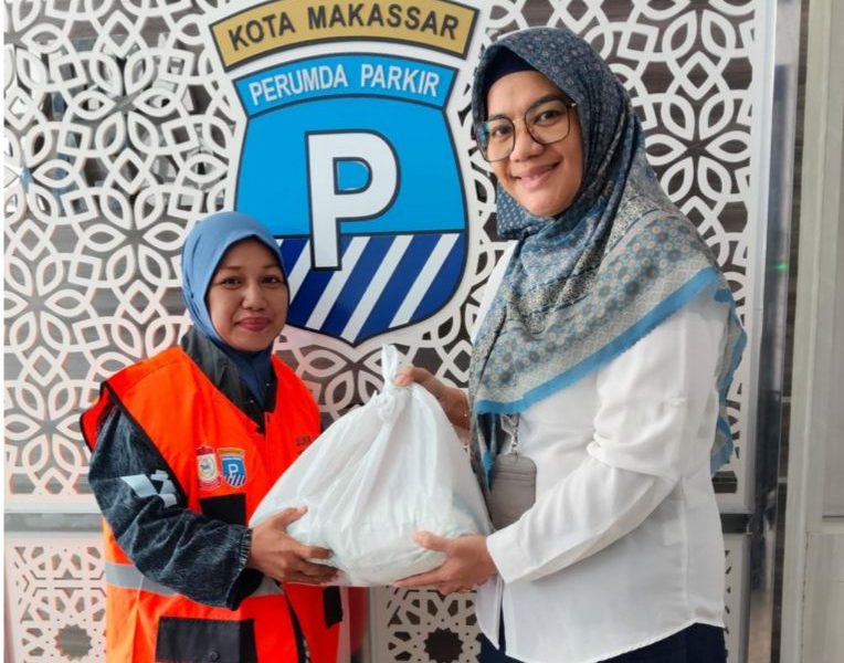 Perumda Parkir Makassar Raya Bagikan 2.000 Paket Sembako Ramadan 1446 H untuk Jukir Resmi