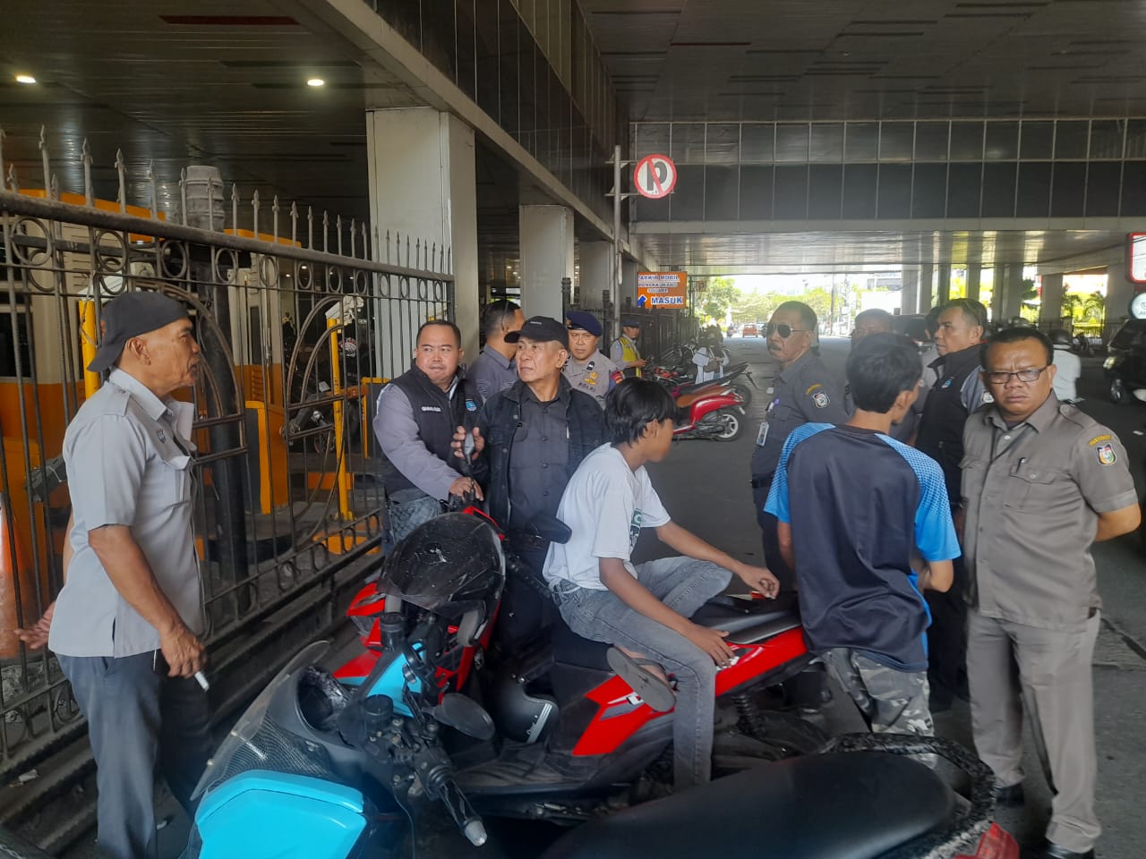 Perumda Parkir Makassar Turunkan Satgas, Tertibkan Parkir Liar di Bawah Terowongan Mal Ramayana