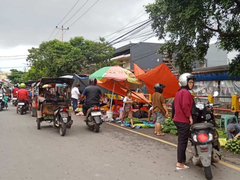 Di Balik Macetnya Makassar: Pasar Tumpah Jadi Nafas Terakhir Ekonomi Jelang Lebaran