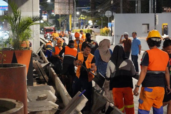 Camat Rappocini Respons Aduan Warga, Satgas Rappocini Turun Langsung Bersihkan Kawasan Bawah Tol Pettarani