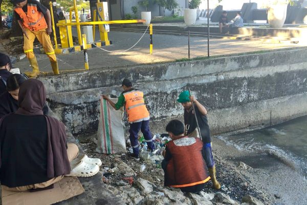 Kecamatan Ujung Pandang Gerak Cepat Angkut Sampah, Kini Pesisir Pantai Losari Kembali Bersih
