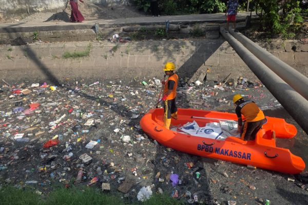 Respon Aduan Warga, Munafri Kerahkan Tim Gabungan Bersihkan  Sampah di Kanal Bara-Baraya