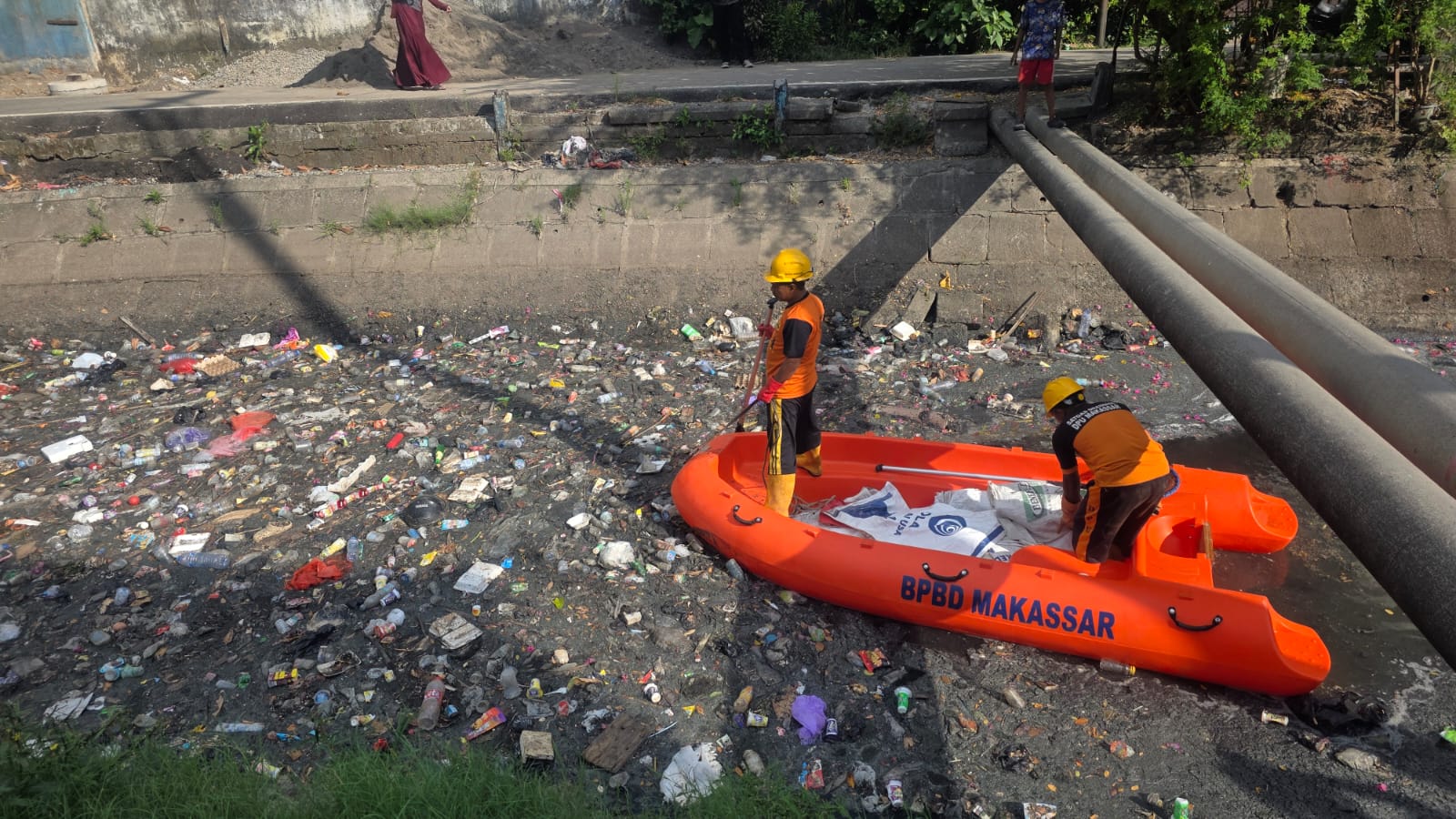 Respon Aduan Warga, Munafri Kerahkan Tim Gabungan Bersihkan  Sampah di Kanal Bara-Baraya