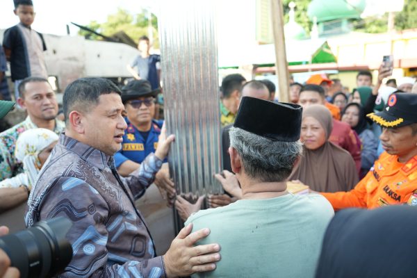 Wali Kota Makassar Serahkan Bantuan Logistik untuk Korban Kebakaran di Kecamatan Tamalate